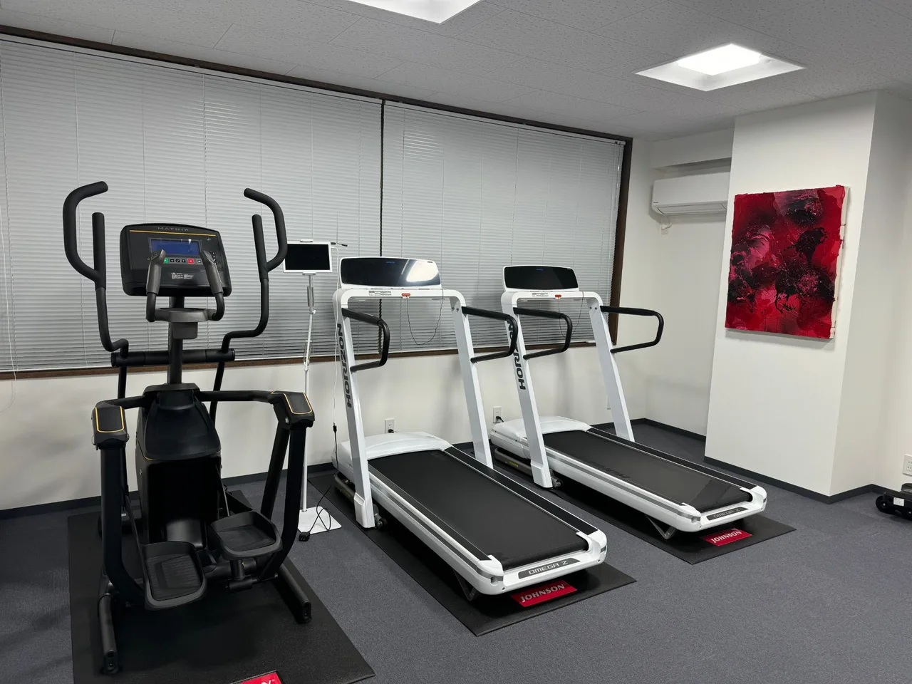 事務所内のトレーニングルーム。ランニングマシンとクロストレーナーを設置